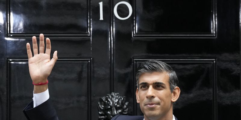 Rishi Sunak all'ingresso del numero 10 di Downing Street, la sua nuova residenza come primo ministro britannico (AP Photo/Frank Augstein)