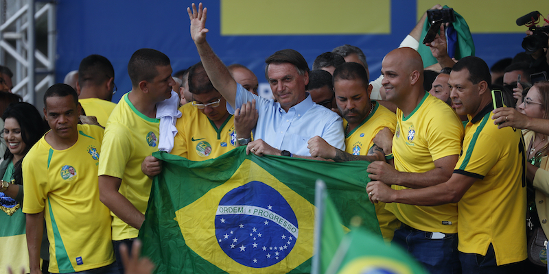 Il presidente Jair Bolsonaro sul palco in un appuntamento elettorale (AP Photo/Bruna Prado)