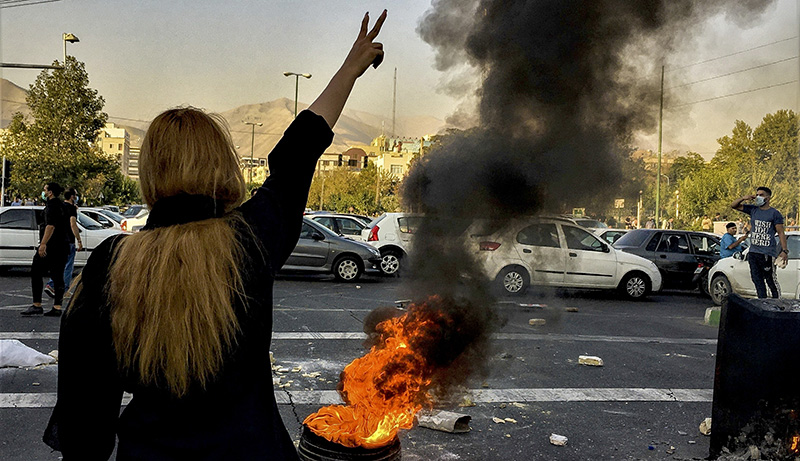 Una delle proteste per l'uccisione di Mahsa Amini a Teheran, il 29 settembre scorso (AP Photo/Middle East Images)