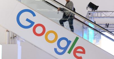 Nell'ultimo trimestre l’utile netto di Alphabet, la holding che controlla Google, è sceso del 27 per cento rispetto allo scorso anno
