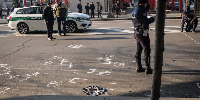 I rilievi della polizia locale di Milano dopo un incidente stradale (LaPresse - Matteo Corner)