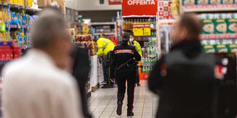 L'interno del centro commerciale di Assago (LaPresse)