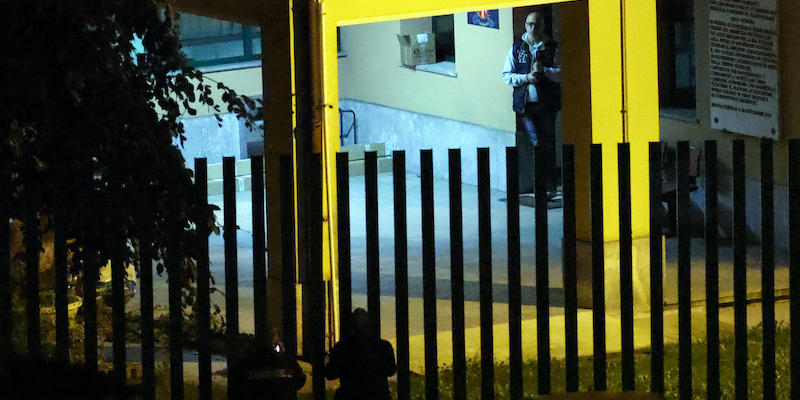 Una foto scattata durante le negoziazioni con il brigadiere Milia, all'ingresso della caserma di Asso 
(ANSA/MATTEO BAZZI)