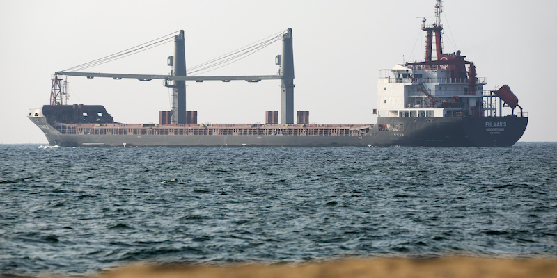 Una nave cargo al largo del porto di Odessa (AP Photo/Nina Lyashonok)