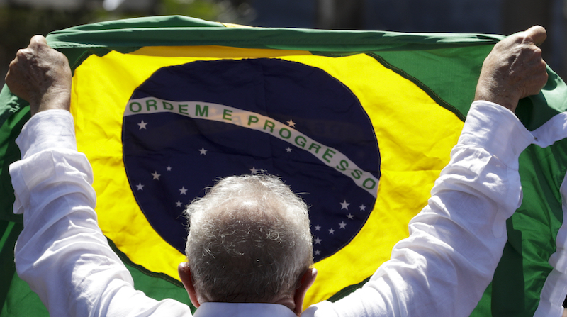 Lula con una bandiera brasiliana (AP Photo/Marcelo Chello)