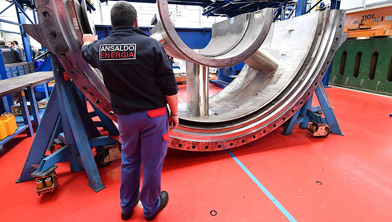 Un operaio della Ansaldo Energia nello stabilimento di Genova in una foto del 2019 (ANSA/LUCA ZENNARO)