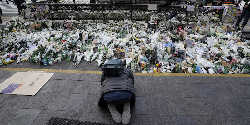 Un uomo davanti a un memoriale allestito per le persone morte nella calca (AP Photo/Ahn Young-joon)