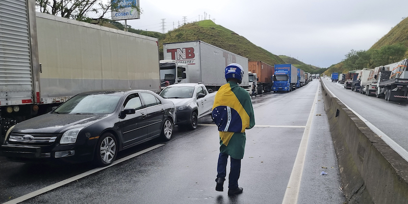 L'autostrada tra San Paolo e Rio de Janeiro bloccata dalle proteste dei camionisti (AP Photo/Rodrigues Da Silva)