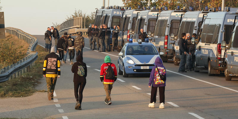 Le forze di polizia intervenute per sgomberare il rave party organizzato a Modena (ANSA /SERENA CAMPANINI)