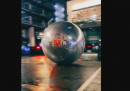Le grosse palle che hanno rotolato per le strade nel centro di Londra