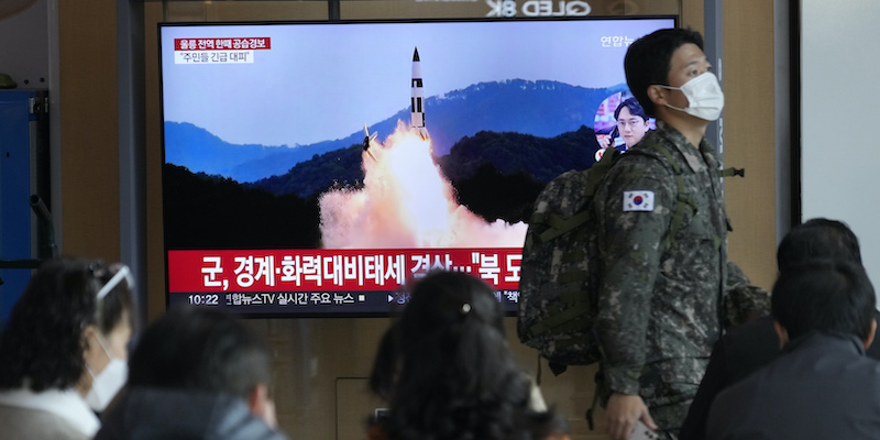 Un soldato sudcoreano passa accanto a una tv mentre va in onda un servizio sui missili lanciati dalla Corea del Nord, alla stazione di Seul, la capitale della Corea del Sud (AP Photo/Ahn Young-joon)