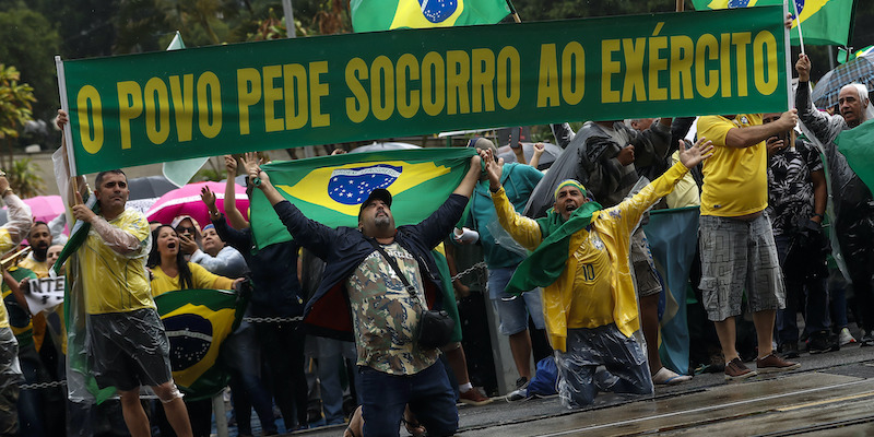 Sostenitori di Bolsonaro a Rio con lo striscione: «Il popolo chiede aiuto all'esercito» (AP Photo/Bruna Prado)