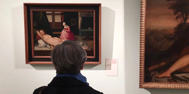 Una visitatrice della mostra "Passé, présent, avenir d'oeuvres récupérées en Allemagne en 1945" a Strasburgo di fronte a una delle opere in mostra (Profilo Instagram dei Musei della città di Strasburgo)