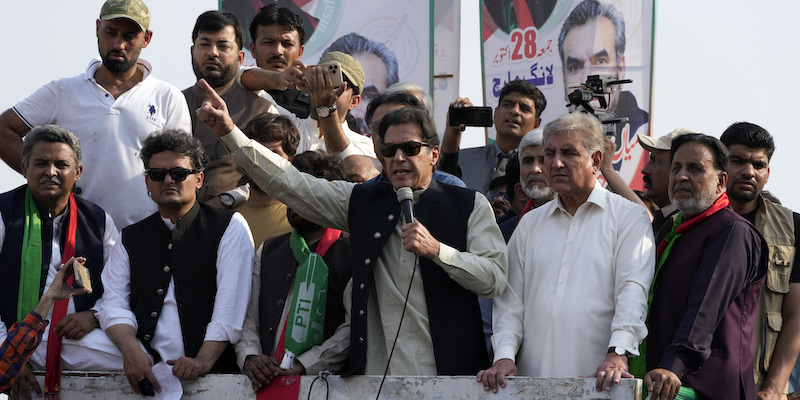 Un comizio di Imran Khan a Lahore, in Pakistan, il 29 ottobre (AP Photo/K.M. Chaudary)
