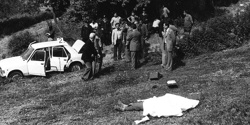 L'esterno della cascina Spiotta il 5 giugno 1975. Sul prato il corpo di Mara Cagol (Ansa)