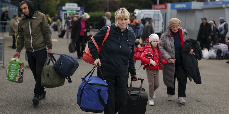 Alcune persone che evacuano Kherson (AP Photo)