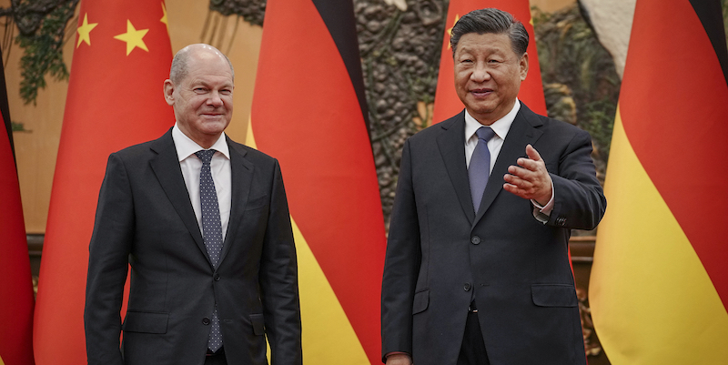 Il cancelliere tedesco Olaf Scholz e il presidente cinese Xi Jinping a Pechino (Kay Nietfeld/Pool Photo via AP)
