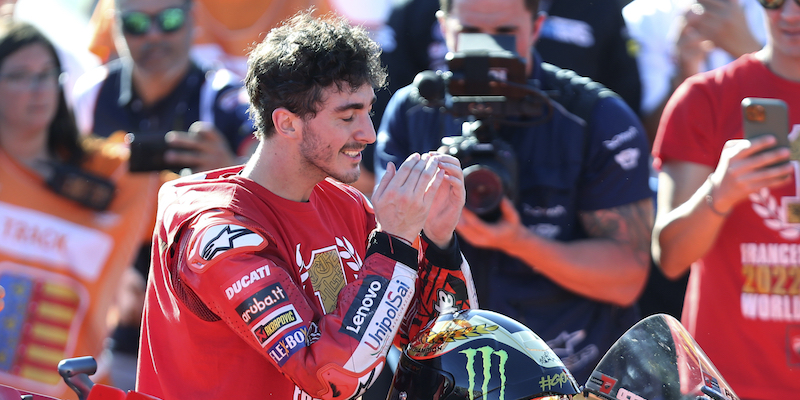 Francesco Bagnaia al termine del Gran Premio di Valencia (AP Photo/Alberto Saiz)