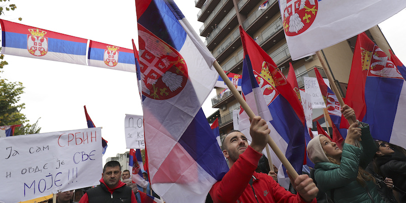 Alcuni serbi che protestano in Kosovo, il 6 novembre del 2022 (AP Photo/Bojan Slavkovic)