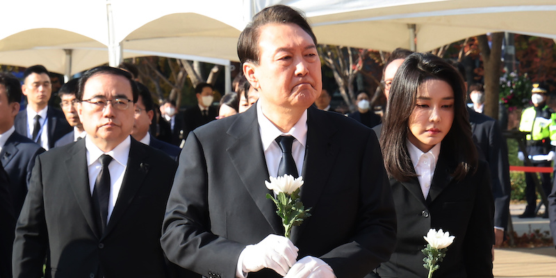 Il presidente sudcoreano Yoon Suk-yeol e la moglie Kim Keon-hee posano dei fiori per ricordare le vittime del disastro a Seul, il 31 ottobre (Ahn Jung-hwan/ Yonhap via AP)