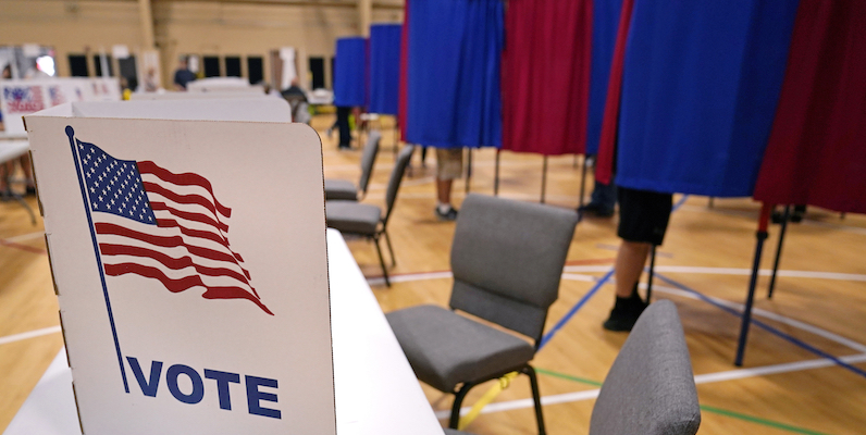 Un seggio elettorale negli Stati Uniti (AP Photo/Charles Krupa)