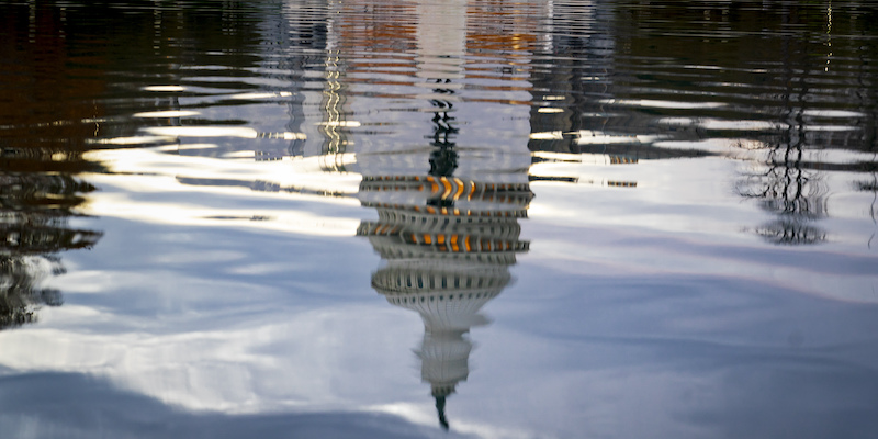 Il riflesso della sede del Congresso, a Washington, negli Stati Uniti, il 7 novembre 2022 (AP Photo/J. Scott Applewhite, LaPresse)