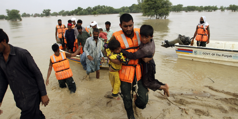Militari pakistani soccorrono un gruppo di persone in una delle zone del Punjab colpite dalle alluvioni, il 27 agosto 2022 (AP Photo/Asim Tanveer, LaPresse)