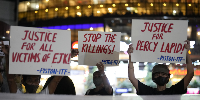 Una protesta contro l'omicidio di Percy Lapid a Quezon city, lo scorso 4 ottobre. I cartelli degli attivisti dicono tra le altre cose "Giustizia per tutte le vittime delle uccisioni extragiudiziali" (AP Photo/ Aaron Favila)