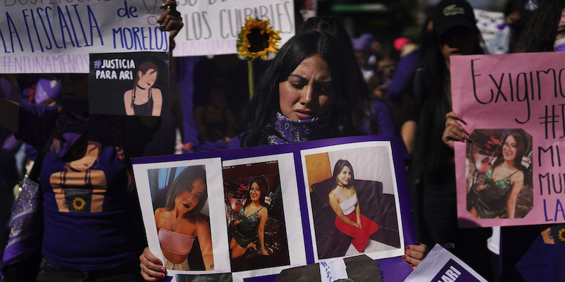 Attiviste femministe durante una protesta contro l'uccisione di Ariadna López a Città del Messico, il 7 novembre (AP Photo/ Marco Ugarte)
