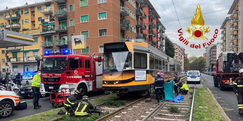 Un ragazzo di 14 anni è stato investito e ucciso da un tram a Milano
