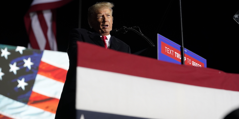 L'ex presidente Donald Trump in un comizio elettorale in Ohio (AP Photo/Michael Conroy)