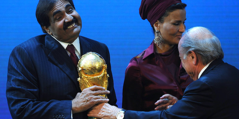 L'emiro Hamad bin Khalifa Al-Thani con Joseph Blatter il giorno dell'assegnazione dei Mondiali (Laurence Griffiths/Getty Images)