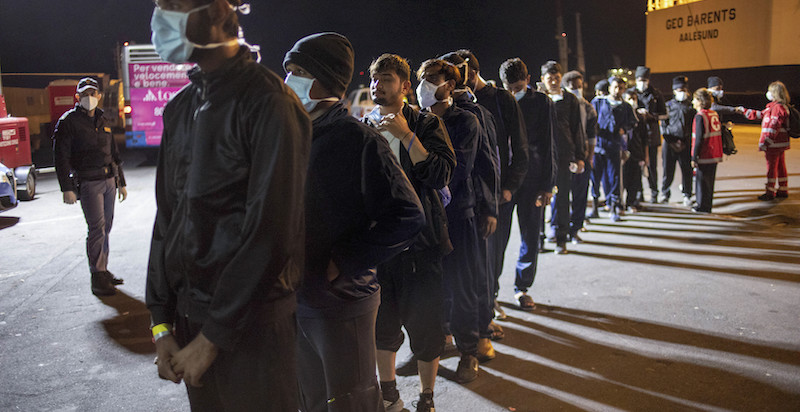 Migranti sbarcati dalla nave Geo Barents a Catania (AP Photo/Massimo di Nonno)