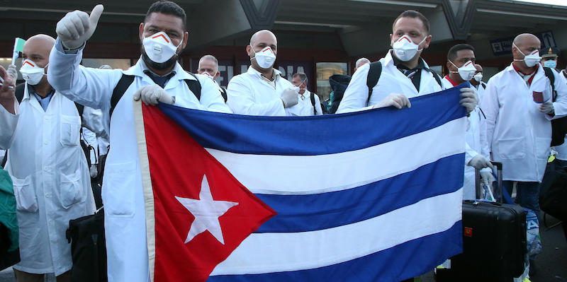 I medici arrivati da Cuba per l'emergenza Coronavirus nel marzo 2020. (ANSA / MATTEO BAZZI)