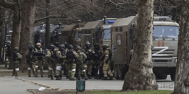Truppe russe in una piazza di Kherson (AP Photo/Olexandr Chornyi)
