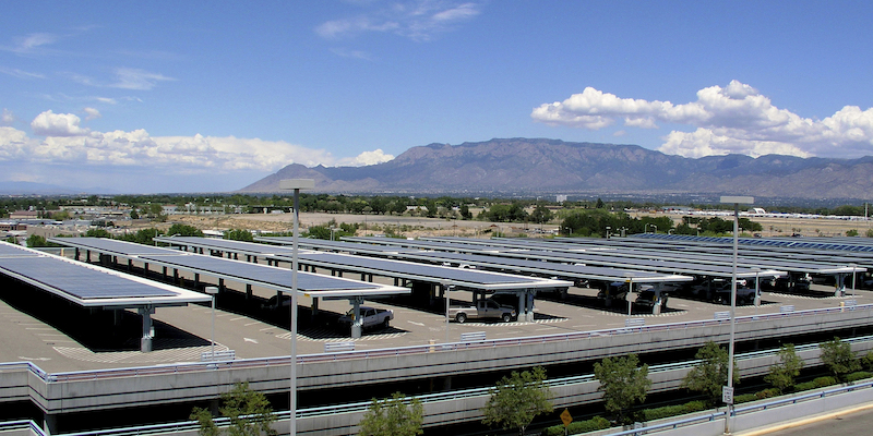 Un parcheggio ricoperto di pannelli solari ad Albuquerque, negli Stati Uniti (City of Albuquerque via AP, File)