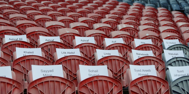 Cartelli con i nomi delle persone uccise durante le stragi di Christchurch sugli spalti di uno stadio di calcio (Ashley Feder/ Getty Images)