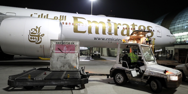 Un aereo della compagnia Emirates a Dubai (AP Photo/Kamran Jebreili)