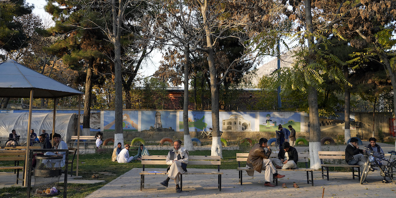 Uomini afghani in un parco a Kabul (AP Photo/ Ebrahim Noroozi)
