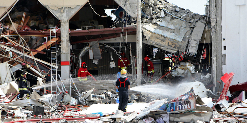 Soccorritori al lavoro dopo un'esplosione in un edificio a Doha, in Qatar (AP Photo)