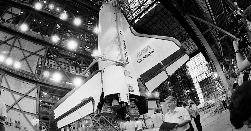 La preparazione dello Space Shuttle Challenger nel 1985 (AP Photo/ Phil Sandlin, File)