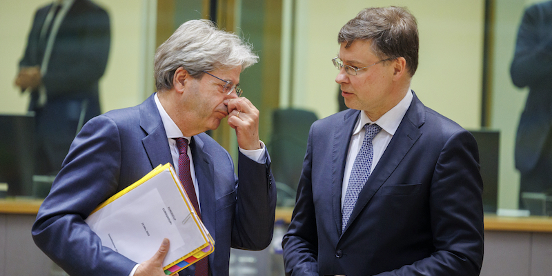 Il commissario europeo agli Affari economici, Paolo Gentiloni, a sinistra, con il vicepresidente della Commissione europea Valdis Dombrovskis (AP Photo/Olivier Matthys)