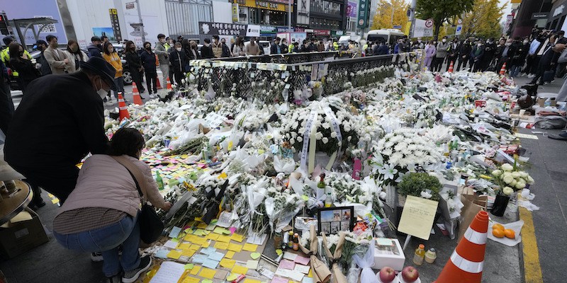I fiori in onore delle vittime del disastro di Halloween a Seul, vicino al luogo in cui è avvenuto (AP Photo/Ahn Young-joon)