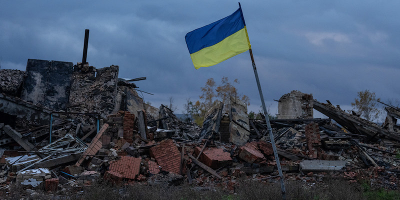 Una bandiera ucraina lungo il fronte (Photo by Carl Court/Getty Images)