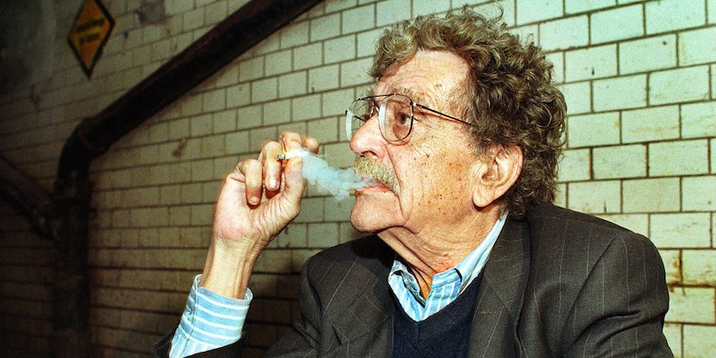 Kurt Vonnegut durante la visita a un ex rifugio antiaereo di Dresda, il 7 ottobre 1998 (AP Photo/Matthias Rietschel)