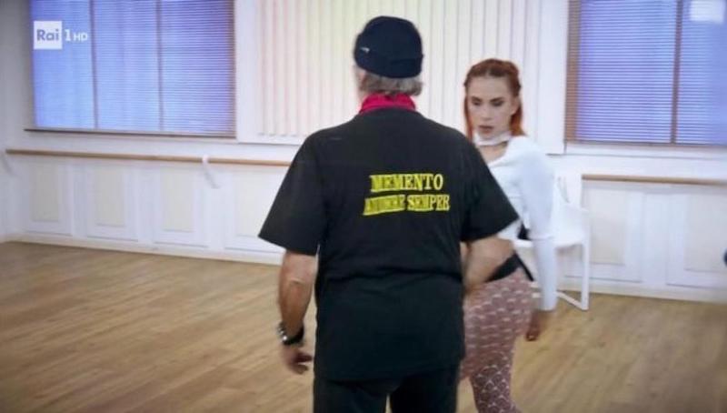 La partecipazione di Enrico Montesano a "Ballando con le stelle" è stata interrotta dopo che l'attore aveva indossato una maglietta con il simbolo della Xª MAS