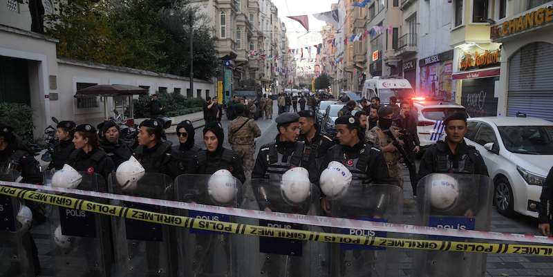 La strada dove è avvenuto l'attentato, bloccata dalla polizia (AP Photo/Francisco Seco)