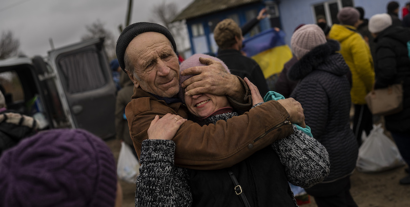 Alcuni civili nella regione di Kherson dopo la ritirata dei russi (AP Photo/Bernat Armangue)