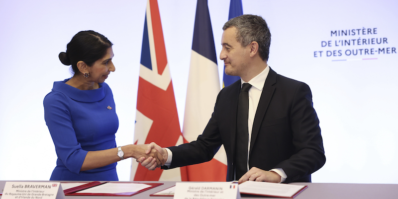 La ministra dell'Interno britannica Suella Braverman e il suo omologo francese Gérald Darmanin durante la firma dell'accordo (Thomas Samson, Pool via AP)