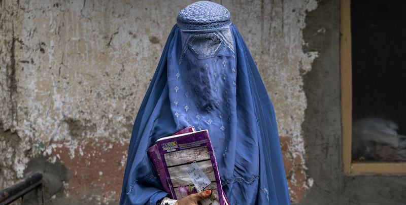 Una donna con il burqa a Kabul (AP Photo/Ebrahim Noroozi)